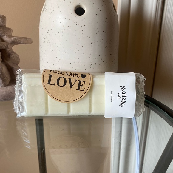 Bombshell 100% Soy Wax Melts - Picture 3 of 11